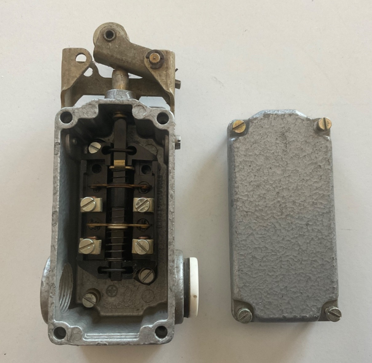 EAW limit switch, switching contact, contact system, limit switch 6720.006 VEB DDR EAW limit switch, switching contact, contact system, limit switch 6720.006 VEB DDR