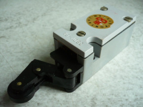 Kontaktsystem Endschalter Grenztaster Rollenhebel Endtaster Bernstein KU1-K DDR