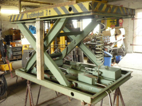 Takraf Scherenhubtisch Hubtisch Hebebühne VEB Hubbühne GDR Verladerampe HT 2000